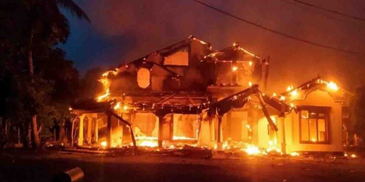කැබිනට් ඇමැතිලගෙ, රාජ්‍ය ඇමැතිලගෙ, පාර්ලිමේන්තු මන්ත්‍රීලගෙ, ප්‍රාදේශීය සභා සභාපතිලගෙ, ප්‍රාදේශීය සභා මන්ත්‍රීලගෙ, ආණ්ඩුවෙ උදව්කාරයන්ගෙ ගේදොර දේපළ පැය විසිහතරක් ඇතුළත ගිනි අරගෙන විනාශ වුණේ මෙහෙමයි…
