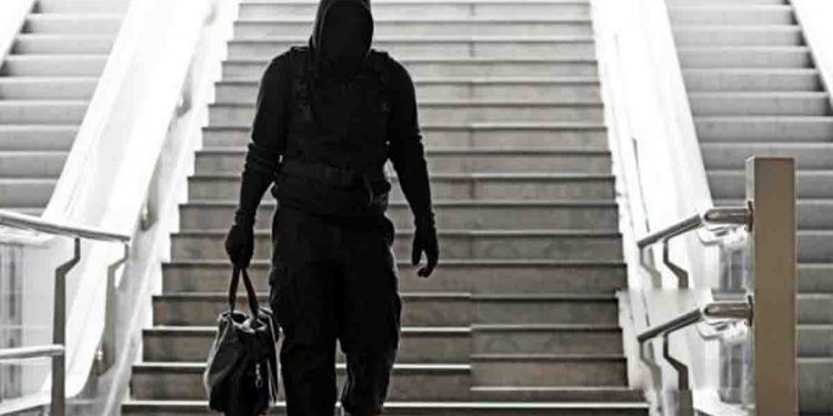 බෝම්බ ගැන අතේරෝල් ගහන්නෙ කවුද?
