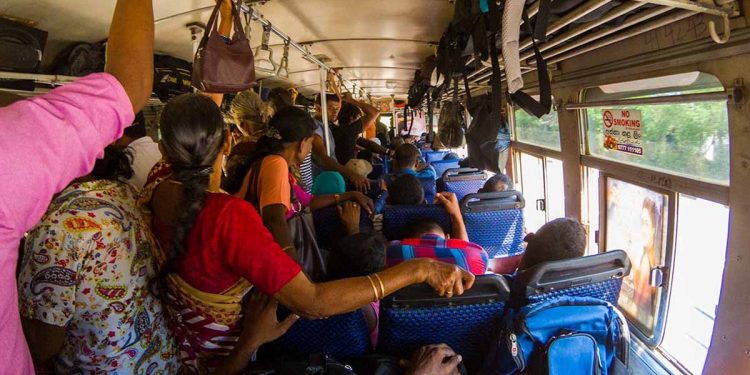 මිනිස්සු දැන් බය නෑ! බස් එකකදී කාන්තාවකට නොහොබිනා වැඩක් කරන්න ගිය පිරිමි දෙන්නෙකුට මුළු බස් එකම එකතු වෙලා කරපු වැඩේ! (VIDEO)