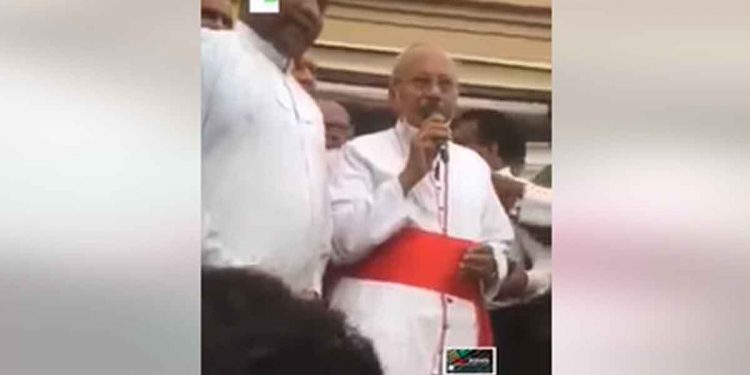 මේ යන ගමන වෙනස් කරන්න ඕනේ! නැත්නම් අපි ඔක්කොම විනාශ වෙනවා! කරුණාකරලා පාලකයො දැන් ගෙදර යන්න! ප්‍රහාරයෙන් පසු කාදිනල් හිමි පළමු වතාවට අරගල භූමියේ වේදිකාවට ගොඩවී සැර කතාවක් කරයි! (VIDEO)