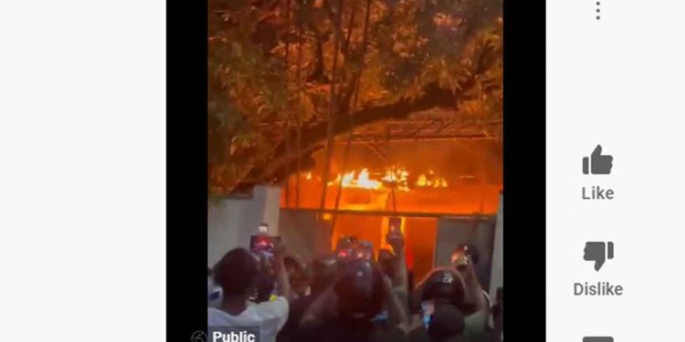 රාජපක්ෂලගෙ මහගෙදර ගිනිබත්! (VIDEO)