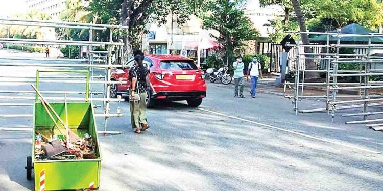 මම ගියා කොටුවට දැන් කොටුව හරියට මරාගෙන මැරෙන බෝම්බ පුපුරන යුද්ධ කාලෙ තිබ්බ කොටුව වගේමයි…