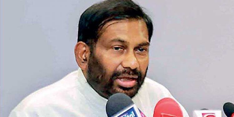“බැංකුවලට පොලු තිබ්බේ මම නොවෙයි මම…” ඒ වගේ කතාවක් නේද මේ කියන්නේ ? බලන්න පොඩ්ඩක් අහලා…! (VIDEO)