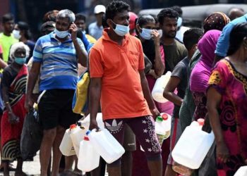 හැම පැත්තෙම මිනිස්සු මහපාරේ! ආණ්ඩුවෙ පතුරු අරී! තෙල් නෑ! ගෑස් නෑ! අහගනිල්ලා බලාපල්ලා මිනිස්සුන්ගෙ දුක! (VIDEO)