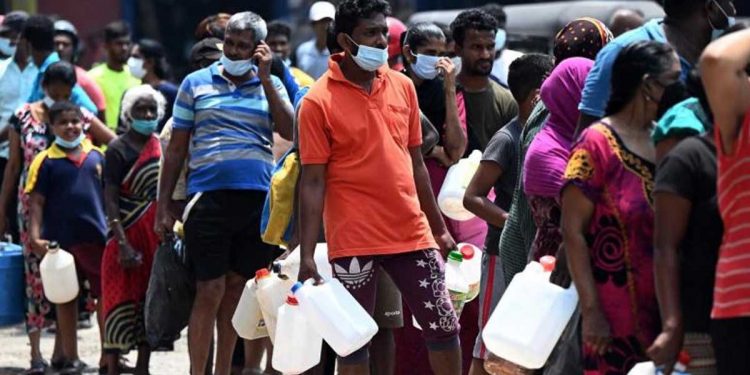 හැම පැත්තෙම මිනිස්සු මහපාරේ! ආණ්ඩුවෙ පතුරු අරී! තෙල් නෑ! ගෑස් නෑ! අහගනිල්ලා බලාපල්ලා මිනිස්සුන්ගෙ දුක! (VIDEO)