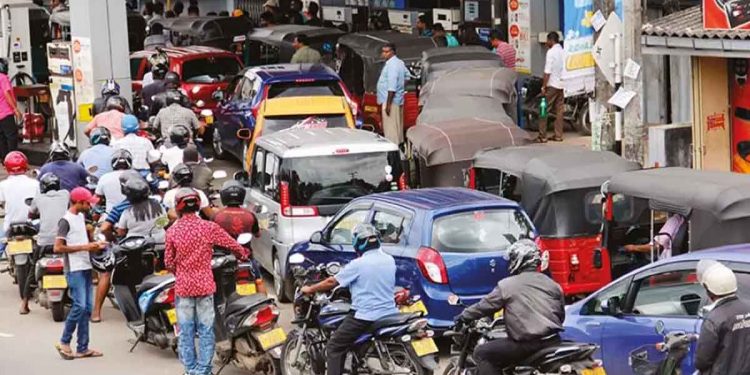පාර්ලිමේන්තුවෙ මන්ත්‍රීවරු කෝටි ප්‍රකෝටි ගණන්වලට විකිණෙනවා කියද්දී අසරණ මිනිස්සු තෙල් ගෑස් ඉල්ලා පාරවල් මැද කෑගසයි ! (VIDEO)