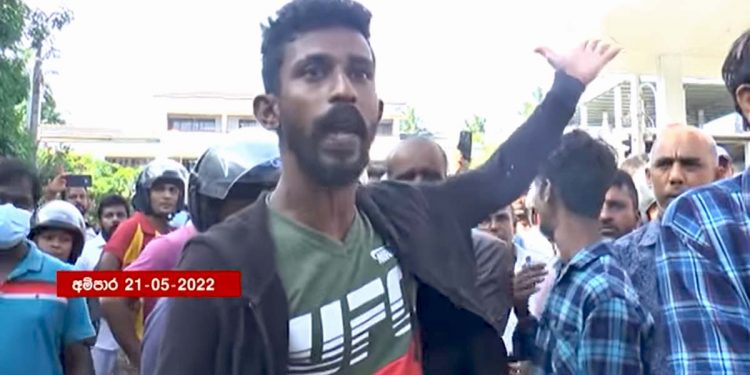 මිනිස්සුන්ගෙ අඳෝනාවල් පාර දිගේ දෝරෙ ගලයි! (VIDEO)