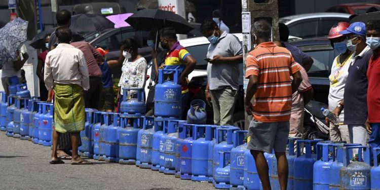 අලුත් එක්කෙනා ඊට හපන්! අපි තාමත් මහ පාරේ! පැලවත්තේ මහ පාරේ ඉඳන් මිනිස්සු කියන කතා! (VIDEO)