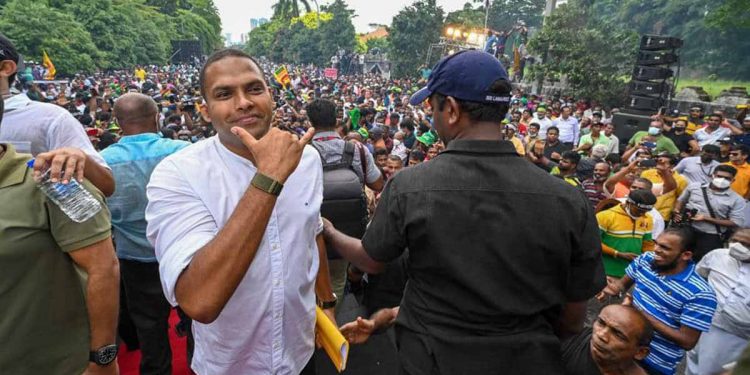 රාජපක්ෂලාට විරුද්ධව ජන්දෙ නොදෙන පාර්ලිමේන්තුවේ ඉන්න හොරු ජනතාවට හොයාගන්න පුලුවන්! ක්රමය හරීන් විවෘත කරයි! වැඩේ ලේසි නෑ! ජන්දෙ නොදුන්නොත් ගමට යන්න බෑ! (VIDEO)