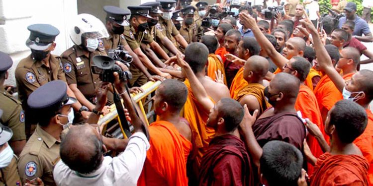 අන්තරේ හිමිවරුන් ගෝඨා රැඳී සිටින ජනාධිපති මන්දිරයත් වටලන්න යයි! පොලිසිය ගේට්ටු වහගනී! ලැජ්ජයි! හොරු ආරක්ෂා කරන බවට පොලිසියට බරපතළ චෝදනාවක්! (VIDEO)