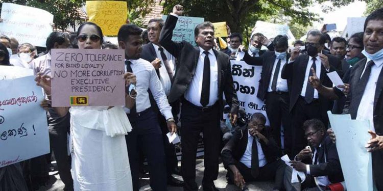 ප්‍රහාරයට එරෙහිව ජාතික රෝහල-අළුත්කඩේ පාරට බහී!