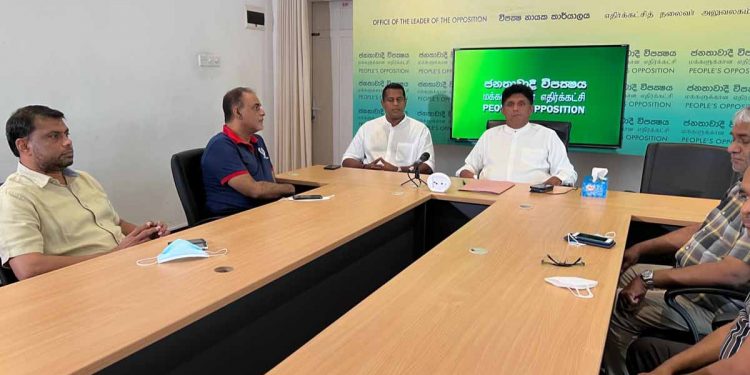 ගෝඨා – රනිල් ආණ්ඩුවේ 4ක් දිවුරුම් දෙද්දී, බැසිල් ආණ්ඩුවට ගත් 4ක් සජිත් ළඟට එයි! (VIDEO)