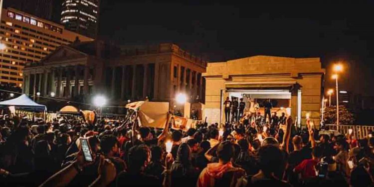 සාදුකින් පෙළෙන උන් නැගිටලා පෙළ හැදී මැයි දිනේ සැමරුවේ පාට පක්ෂව බෙදී…