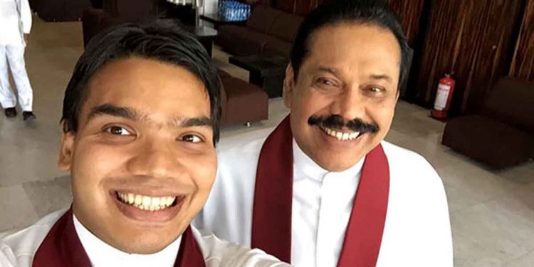 මේ අගමැතිකම මට මහ ලොකු කජ්ජක් නෙමෙයි! ජනාධිපති වුණත් අගමැති වුණත් නිකම්ම නිකම් මන්ත්‍රී වුණත් මහින්ද රාජපක්ෂ මහින්ද රාජපක්ෂමයි! මෙන්න පැයකට කලින් නාමල් දාපු ට්විටර් වීඩියෝ එක! අලුත් ගමනක් පටන් ගන්න සංඥාවක්! (VIDEO)