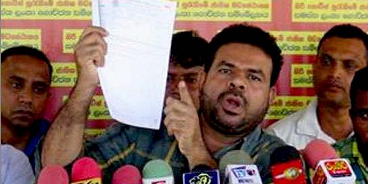 මහින්ද අමරවීර දකිනකොට බල්ලො පූසො ඌරො හැංගෙන්නෙ ඇයි? ඇමැති කෙනකුට මෙහෙම වෙන්නෙ ඇයි? (VIDEO)