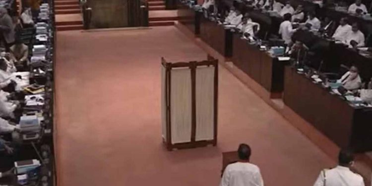 මේ විදිහටයි බෙදිලා තියෙන්නේ! ජන්දය වැටෙන විදිහ බලමු!