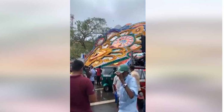 මාර වැඩේ! අවුරුදු 2කට පස්සෙ මේ පාර ගහපු පිටකොටුවෙ තොරණ බිමට පෙරළෙයි! (VIDEO)