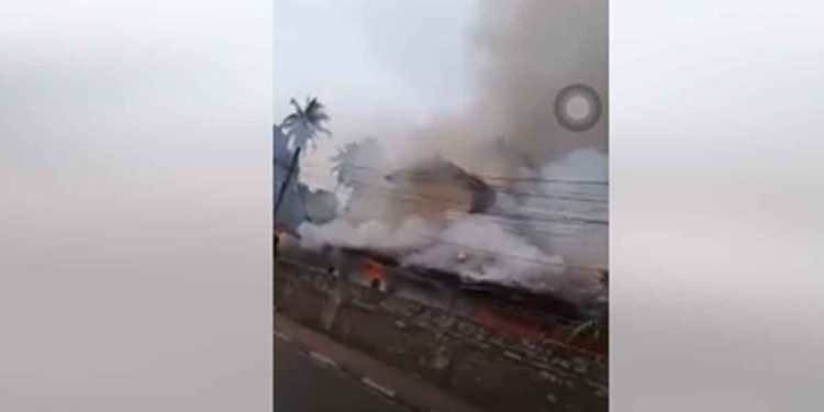 පොලිස් ඇමැති ප්‍රසන්න රණතුංගගේ ගෙදරටත් ‌ගිනි තියයි! (VIDEO)
