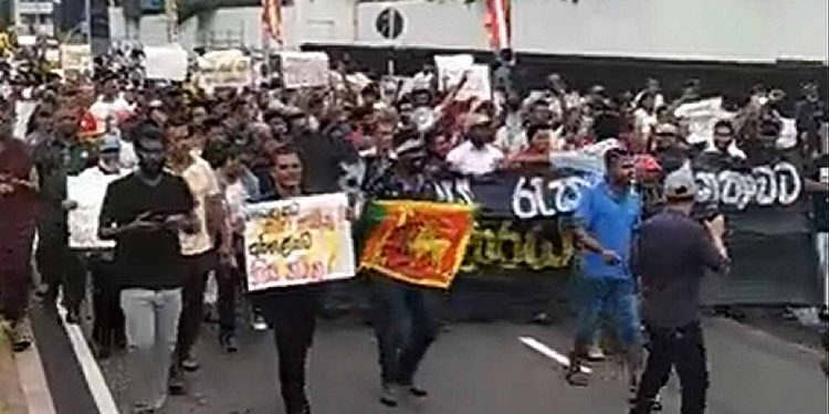 දැවැන්ත පෙළපාළියක් අරලියගහ මන්දිරය දෙසට! (VIDEO)