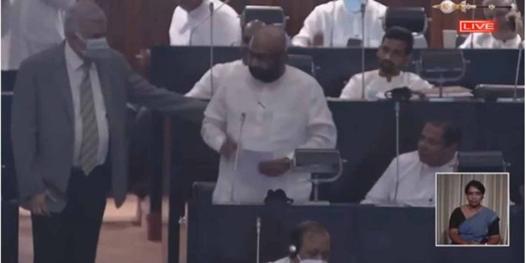 සියඹලාපිටියගේ ජයග්රහණය කතානායක ප්රකාශ කරපු ගමන් ඉස්සෙල්ලාම සුබ පැතුවේ රනිල්! (VIDEO)
