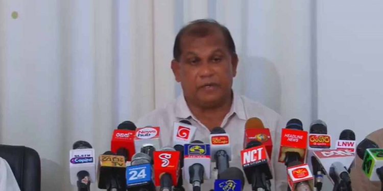 රනිල්ට ගෝ හෝම් වෙන්න‌ දෙයක් නෑ! ගිය ජන්දෙදි මිනිස්සු එයාව ‌ගෝ හෝම් කළා! එයා එක්ක ඇමැතිකම් කරන්න යන්න අපේ පක්ෂයේ කවුරුත් නෑ! යනවානම් ඉතින් ඔළුවෙ අමාරුවක් තියෙන කෙනෙක් තමයි! සජබ මහලේකම් ප්‍රකාශයක් කරයි! (VIDEO)