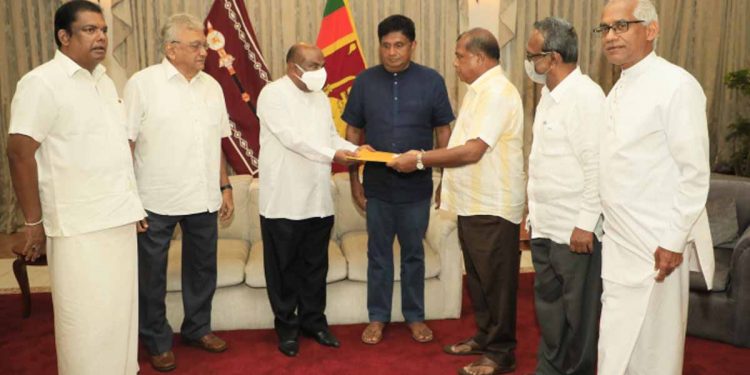 ජනතාව පාවා දෙන්නේ කවුද? ඔන්න දැන් හොඳට මුලු රටටම බලාගන්න පුලුවන්! කතානායකගෙ නිවසෙන් එළියට ආපු සජිත් රටටම දැනුම් දෙයි! (VIDEO)