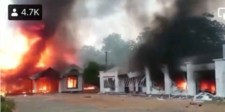 අරගල භූමියට පොහොට්ටු පාක්ෂිකයන් රැගෙන ආ සනත් නිශාන්තගේ ගෙට ගිනි තියයි! (VIDEO)