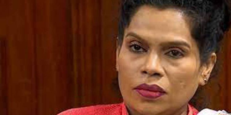 පාස්පෝට් 2ක් ළඟ තියාගත් විමල්ගේ බිරිය ශෂී අවුරුදු 2ක් හිරේ!