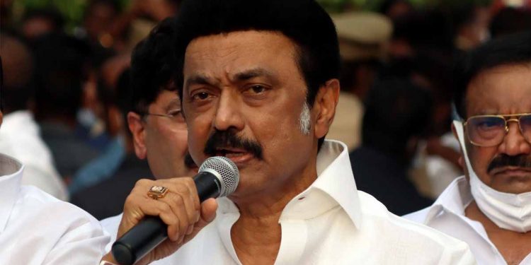 මුලින් කෝටියක් දුන්නා! ඔන්න දැන් තමිල්නාඩුවෙ DMK මන්ත්රීවරු කණ්ඩායම මාසෙක පඩියත් ලංකාවට දෙන්න තීන්දු කරයි! හොඳට තිබ්බ රටක්! අපි වැටිච්ච තැනක්!