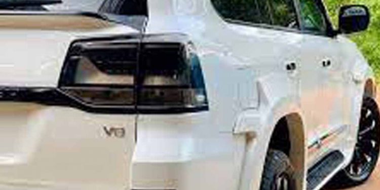 මැයි 9 ගැටුම දවසේ පොහොට්ටු මන්ත්රී කෙනෙක් ඇවිත් තියෙන්නේ වෙළෙඳ අමාත්යංශයේ සුපිරි V8 වාහනයක! ගැටුම මැද්දේ වාහනය මග දමා දුවලා!