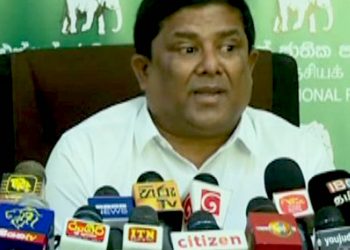 රනිල්ගෙ පාර්ශ්වයෙන් ප්‍රසිද්ධියේම මහ බැංකු අධිපතිට පහර දෙන්න පටන් ගනී ! අප්‍රේල් 15 ගත්ත තීන්දුව මහා අපරාධයක්ලු ! ඒකට දඬුවම් කරන්න ඕනෙලු ! හැබැයි මහ බැංකු මහ හොරකම ගැන මීක් නෑ…! (VIDEO)