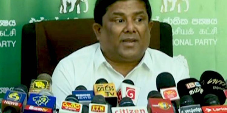 රනිල්ගෙ පාර්ශ්වයෙන් ප්‍රසිද්ධියේම මහ බැංකු අධිපතිට පහර දෙන්න පටන් ගනී ! අප්‍රේල් 15 ගත්ත තීන්දුව මහා අපරාධයක්ලු ! ඒකට දඬුවම් කරන්න ඕනෙලු ! හැබැයි මහ බැංකු මහ හොරකම ගැන මීක් නෑ…! (VIDEO)
