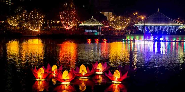 අවුරුදු 4ක්ම වෙසක් සමරන්න බැරි වුණේ කවුරු කාට දුන්නු දඬුවමක් නිසාද?
