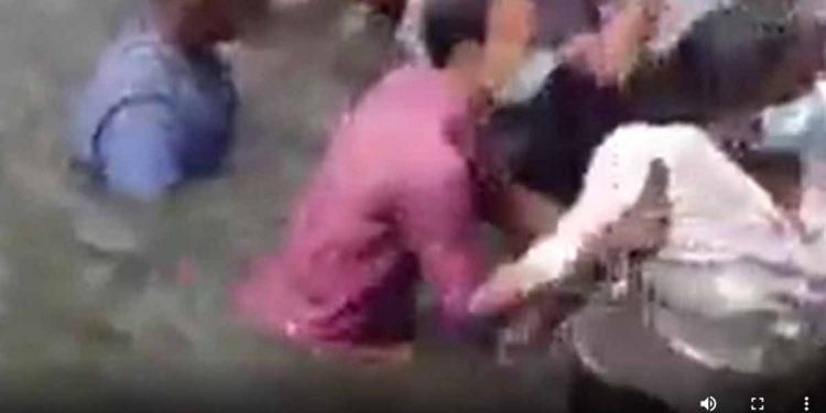 මහින්දට සහාය දෙන්න බස් එකකින් ආ සෙනග බේරේ වැවට දාලා ජනතාව දුන්නු දඬුුුවම මෙන්න! (VIDEO)
