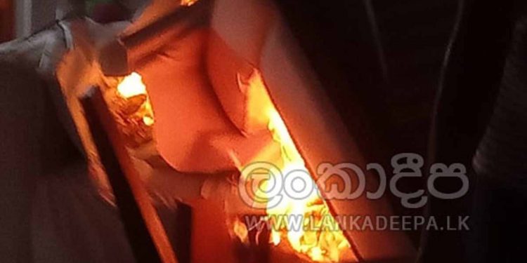 කුරුණෑගල නගරාධිපතිගේ ගෙට ගිනි තියයි!