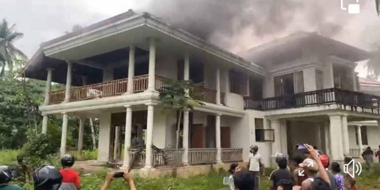 අයිතිකාරයෙක් නැති මල්වානේ සුවිසල් ගෙදරටත් ගිනි තියලා! මෙන්න වීඩියෝව! (VIDEO)
