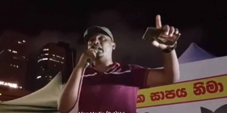 රනිල්ගෙ පත්වීමත් සමග අරගල භූමිය උණුසුම් වෙයි! පළමු විරෝධතාව! පා ගමනක් අරඹයි! (VIDEO)