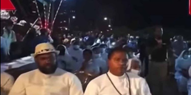 සියලු ආගමික නායකයන් එකතු කරගෙන ස්වාමීන් වහන්සේලා සියක් නමක් වැඩම කර  වෙසක් දා රෑ ‘ගෝඨාගෝගම’ කළ මහා පින්කම! (VIDEO)