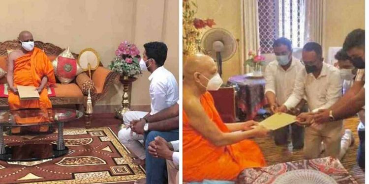 දේශපාලකයන්ට වහපු මල්වතු පන්සලේ දොර ගෝල්ෆේස් අරගලකරුවන්ට ඇරෙයි! රාජපක්ෂ ආණ්ඩුවට සංඝ ආඥාවක් නිකුත් කරන්න! ගෞරව නාම ගලවන්න! උත්සවවලට යන්න එපා! රාජපක්ෂලාට එරෙහි යෝජනාවලියක් අරගලකරුවෝ මහනාහිමිවරුන්ට බාරදෙයි!