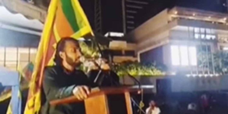 ගුරුවරයෙක් ගෝල්ෆේස් එක හොල්ලයි! අහපල්ලා.. අහපල්ලා… මේ කතාව! මතක් වෙන්නේ කව්ද කියලා බලපල්ලා! (VIDEO)