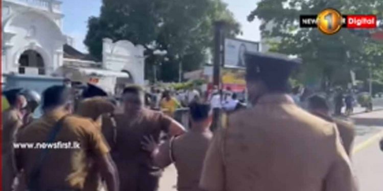 නියෝග බාරදෙන්න ආපු පොලිසියට වෙච්ච දෙයක්! (VIDEO)