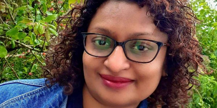‘ගෝඨාගෝහෝම්’ සටනේ ප්‍රධාන අරගලකාරියකට මැරයන් ගෙට පැනලා පහර දීලා! පැමිණිලි කළත් පොලිසිය පැත්ත පළාතේවත් ඇවිල්ලා නෑ! (VIDEO)