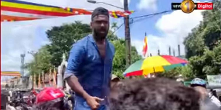ඇහැලියගොඩ මහපාරේ හටන සල්ලිවලට තෙල් දීපල්ලා කියලා! (VIDEO)