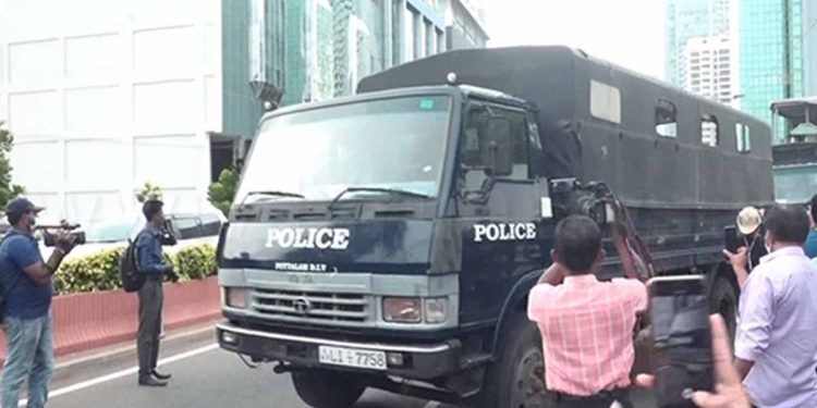 අරගලකරුවෝ දිනුම්! මයිනාගෝගමට බාධා කළ පොලිස් බස්-ට්‍රක් රථ උසාවියෙන් ඉවත් කරයි! අරගලය දිගටම! (VIDEO)