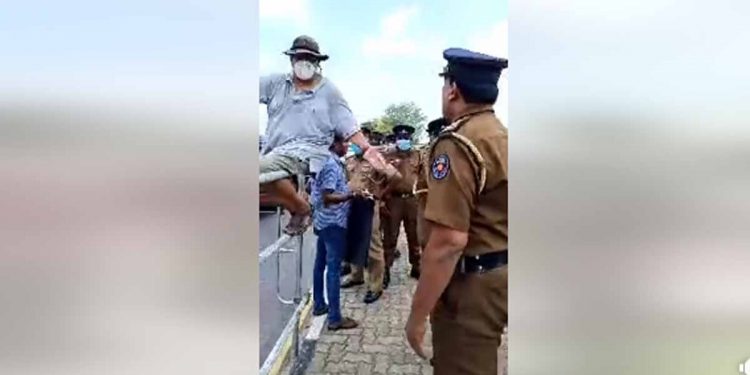 මුලු පාරම ‌බ්ලොක් වෙන්න යකඩ වැටවල් ගහලා පොලිසිය මිනිස්සුන්ට කියනවා අයිනකට වෙලා විරෝධතා කරන්නලු! කාගේ නීතිද මේ! (VIDEO