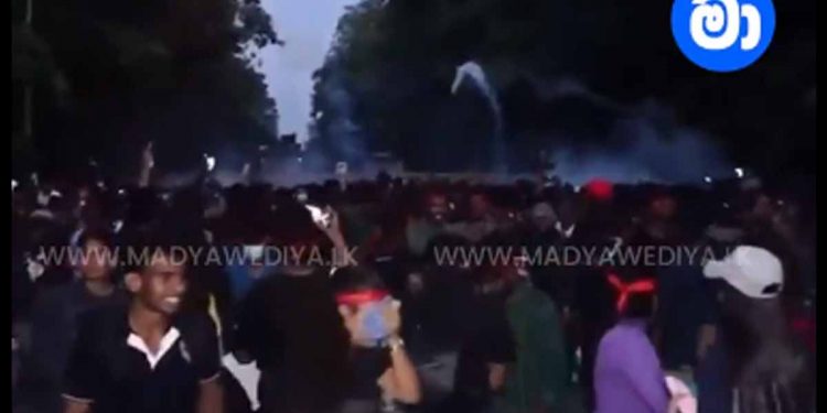 කදුළු ගෑස් ගැහුවත් ‌අන්තරේ කොල්ලො තවමත් සටනේ! අද රෑ පාර්ලිමේන්තුව ළඟ නවතියිද? (VIDEO)