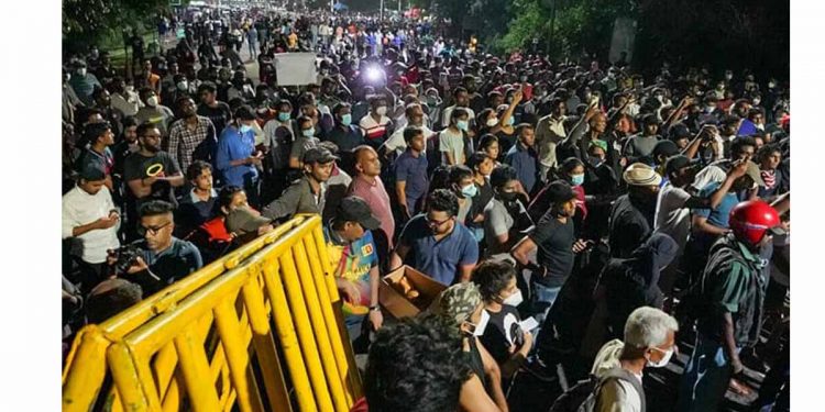 පෙට්‍රල් නෑ.. ඩීසල් නෑ…! යකෝ අපිට කන්නත් නෑ..!  දියව් දියව් සල්ලි දියව්…! හොරා කාපු සල්ලි දියව්..! (VIDEO)