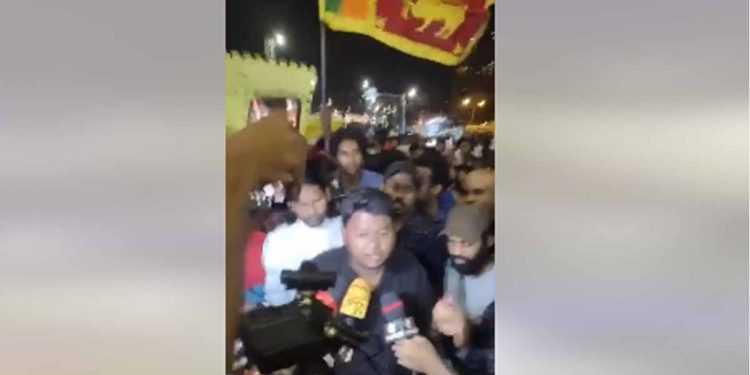 ගෝ හෝම් ගෝඨා! ගෝ හෝම් ගෝඨා! රනිල් රනිල් ගෙදර පල! රනිල් රනිල් ගෙදර පල! අලුත් සටන් පාඨ සමග ගෝල්ෆේස් අරගල භූමිය ගිගුම් දෙයි! (VIDEO)