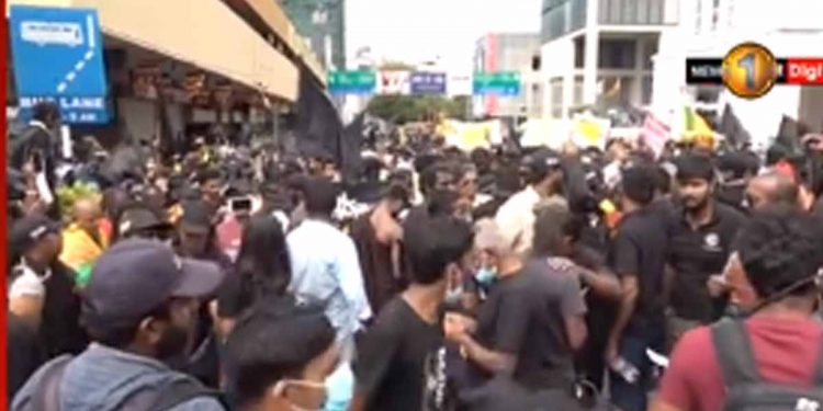 කොල්ලුපිටියට මහ සෙනගක් රැස්වෙයි! පා ගමන සූදානම්! මුලු කොටුවම පොලිස් බැරියර් දමා ‌කොටු කරලා! (VIDEO)