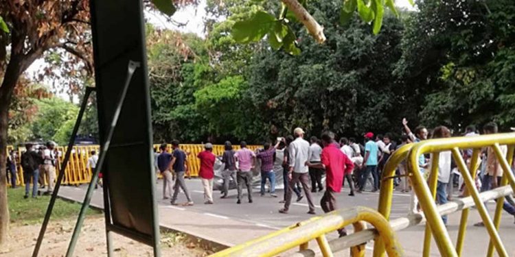 අන්තරේ කොල්ලො පාර්ලිමේන්තුව වටලයි! (VIDEO)